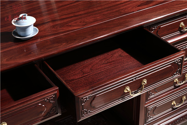 紅木家具的除塵與養護：雕飾清潔技巧